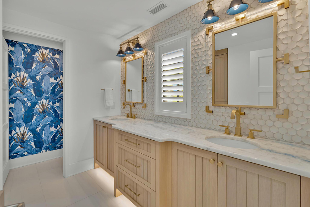 S. Lumina Bathroom