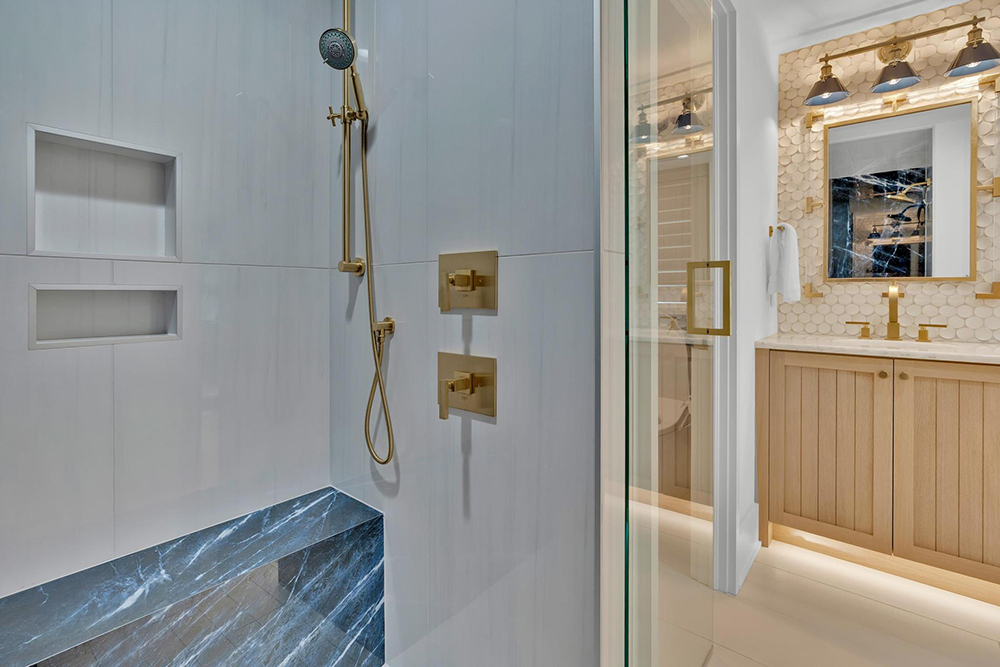 S. Lumina Bathroom